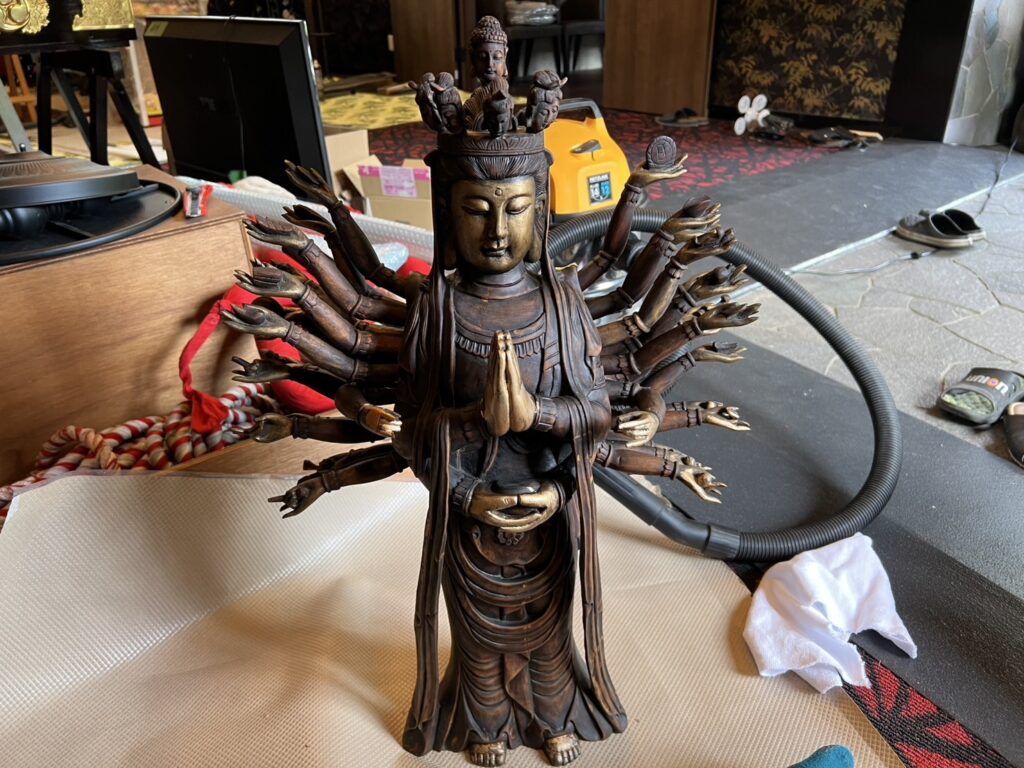 修復と清掃を行った木彫りの千手観音像(正面)