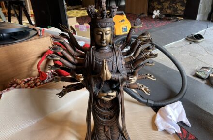 修復と清掃を行った木彫りの千手観音像（正面）