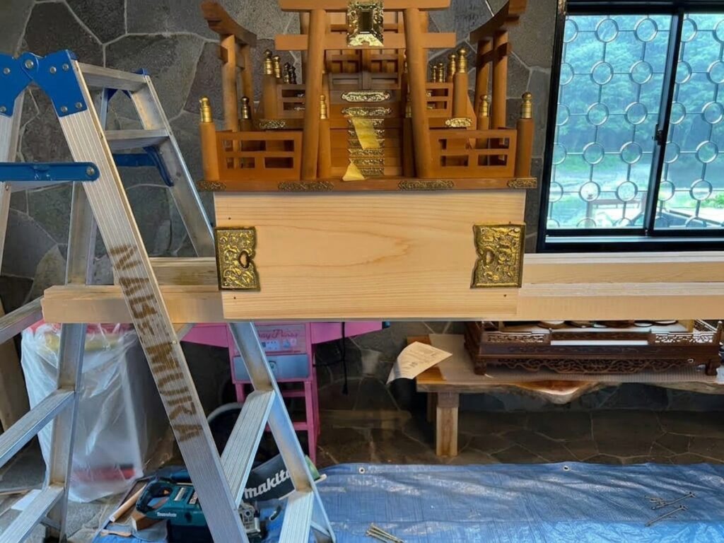 製作した白木の台座と飾り金具