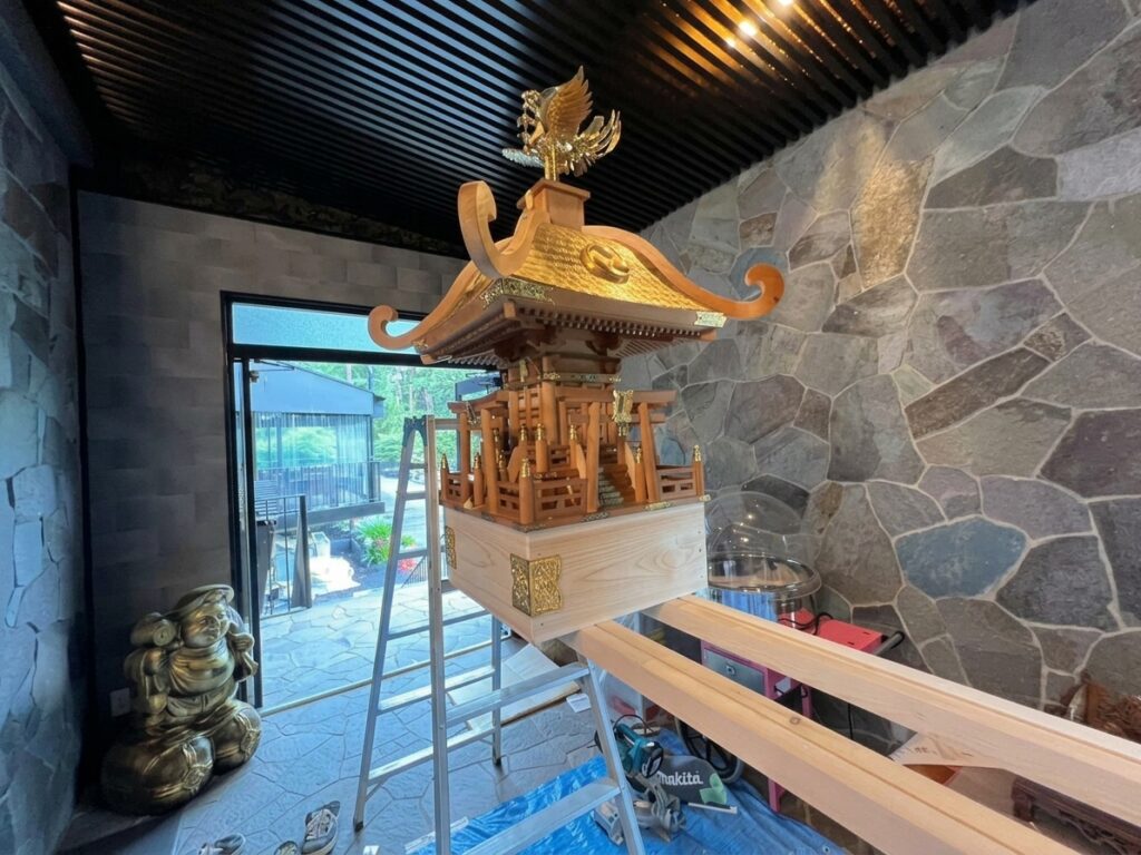 据え付けが完了した神輿(斜めから)