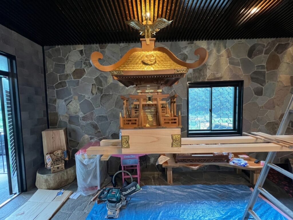 据え付けが完了した神輿(正面)