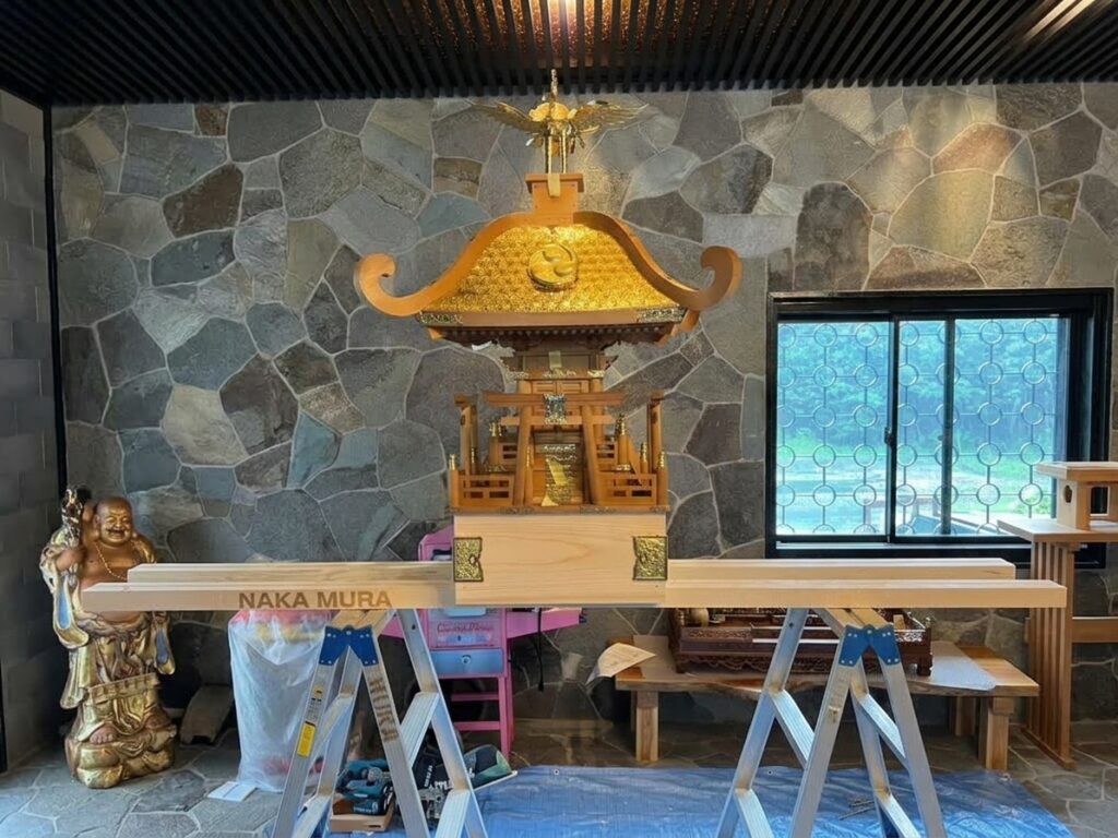 完成した神輿と担ぎ棒の全景