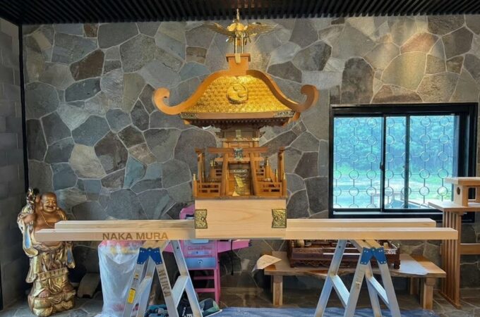 完成した神輿と担ぎ棒の全景