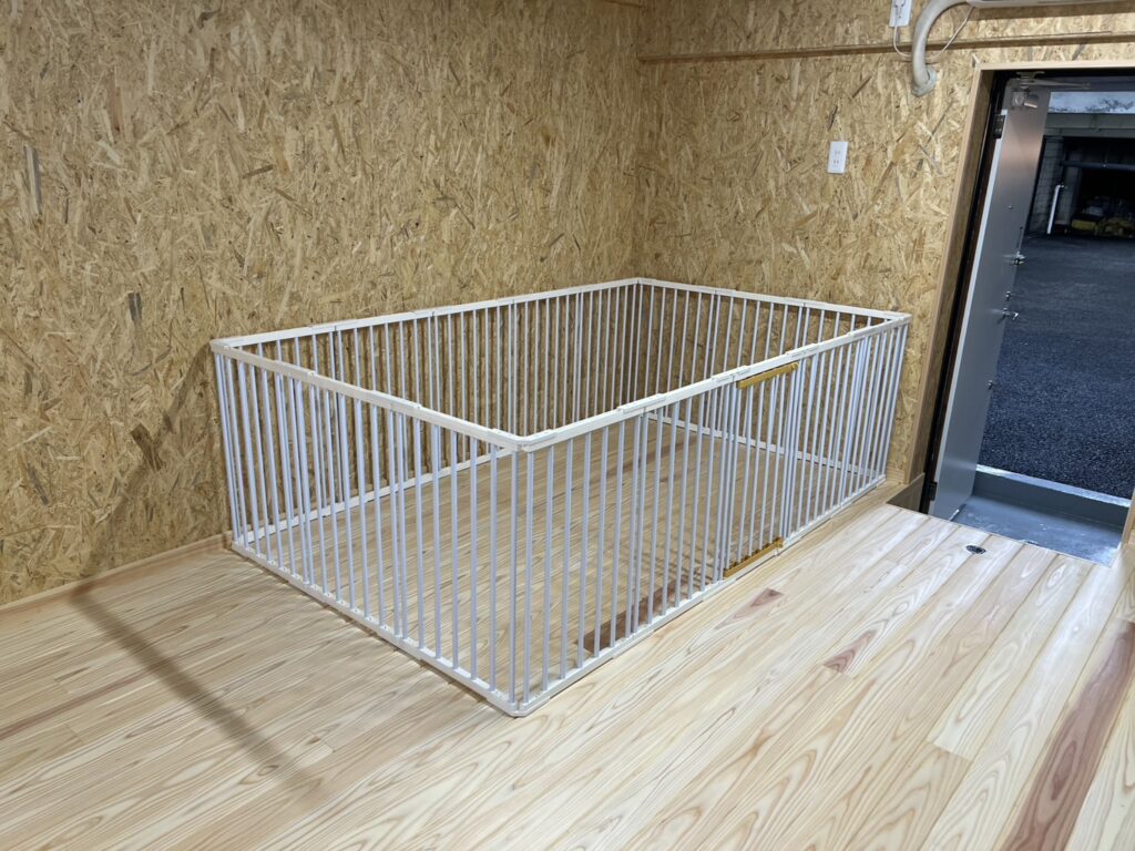 無垢のフローリングとペット用の柵