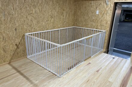 無垢のフローリングとペット用の柵