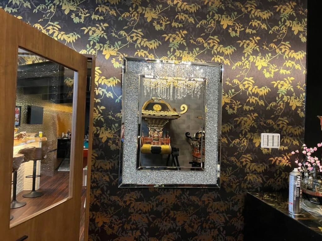黒地に金の花柄クロスとミラー