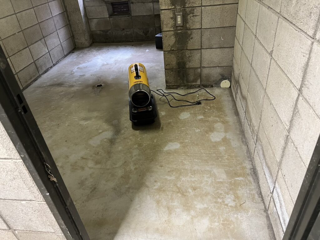施工前の、コンクリートブロックの壁と床がむき出しのお部屋