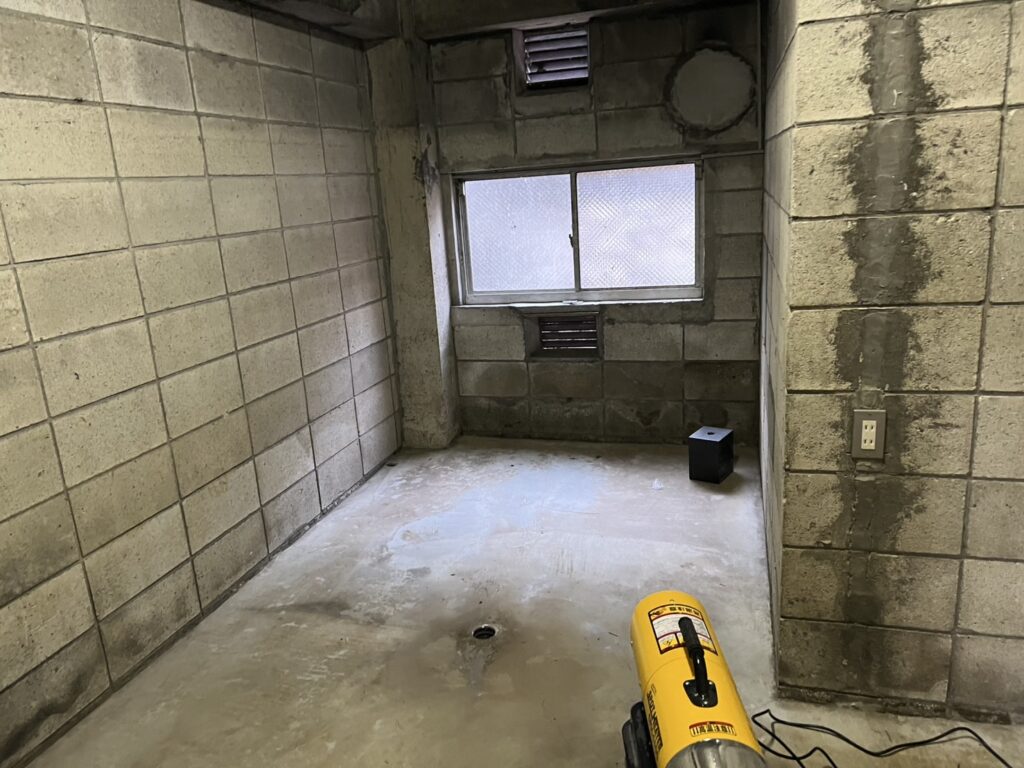 施工前の、窓と換気口のあるコンクリートブロックのお部屋