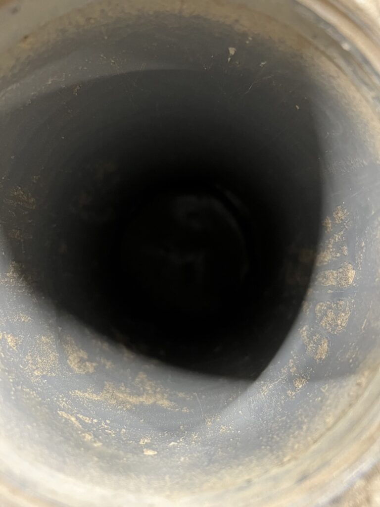 施工前に確認した床の排水管の奥