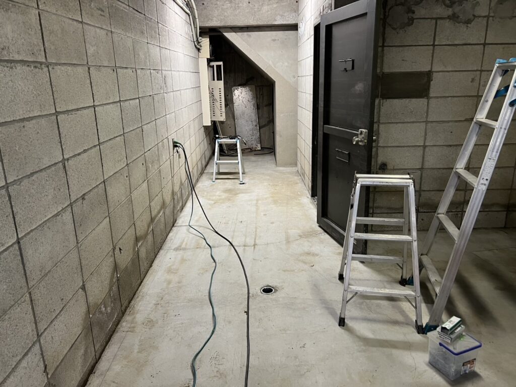 施工前の、コンクリートの床の通路
